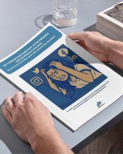 Personne stressée regardant un document réseaux sociaux