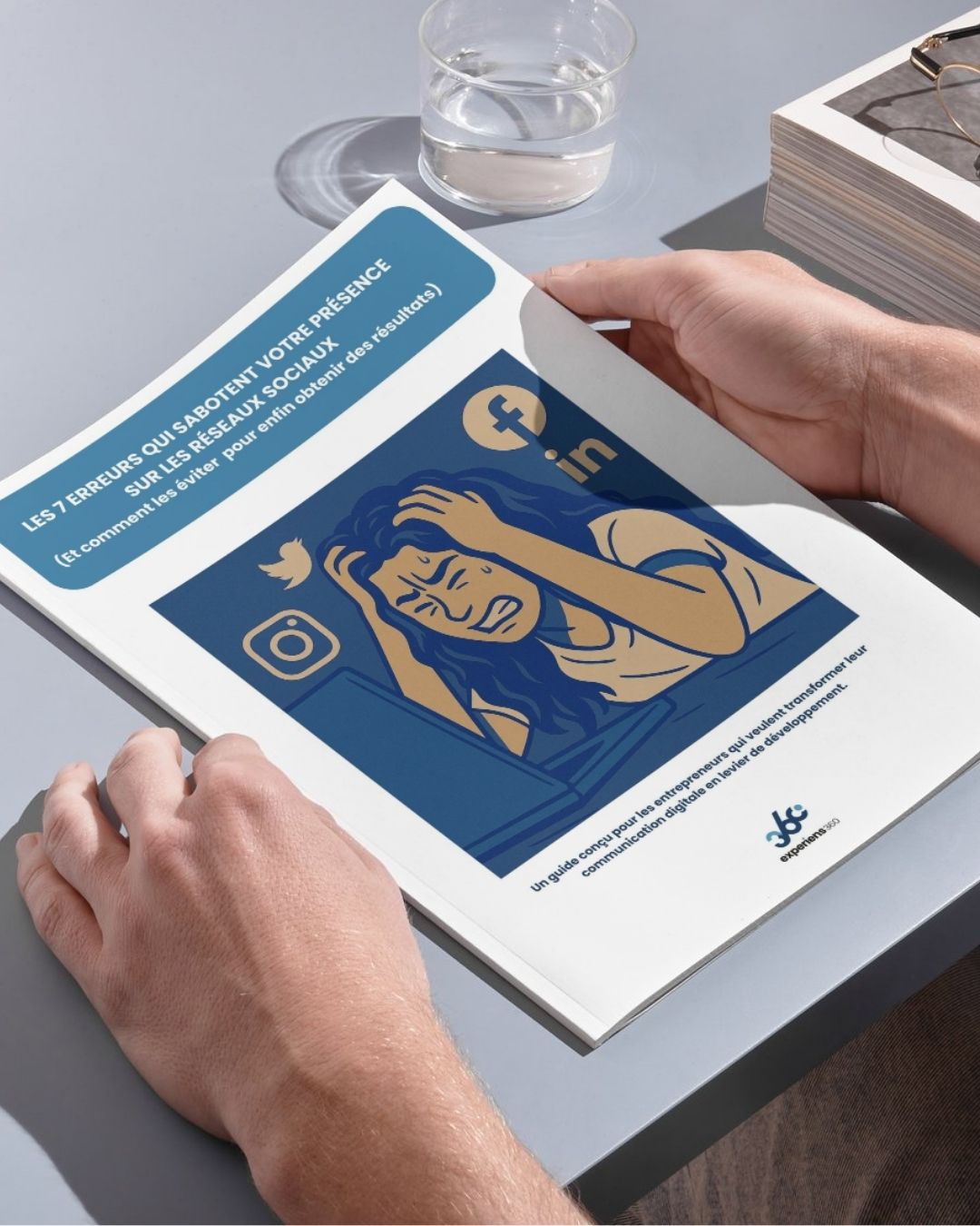 Personne stressée regardant un document réseaux sociaux