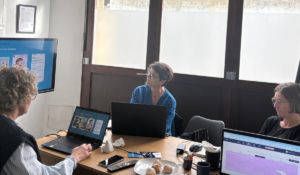 Réunion de travail avec trois personnes en discussion